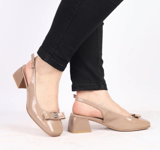 Lakierowane sandały damskie na obcasie zabudowane palce skóra naturalna Gino Fabiani