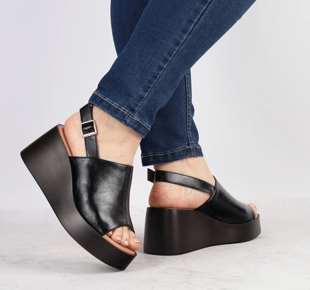 Czarne sandały damskie na koturnie i platformie Jezzi