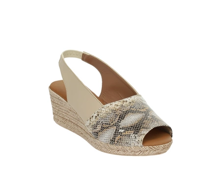 Beżowe sandały skórzane na koturnie ze wzorem wężowej skóry El Pimpi