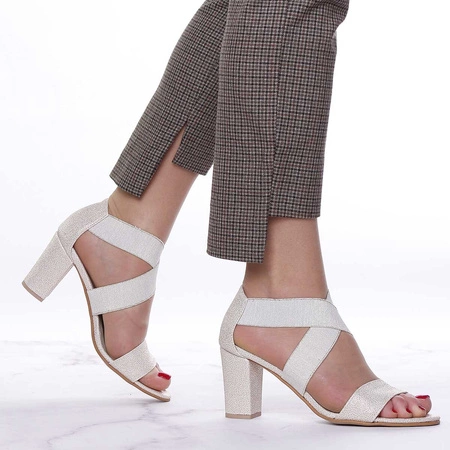 Złote sandały damskie na obcasie wsuwane z zakrytą piętą Azali - Produkt Polski