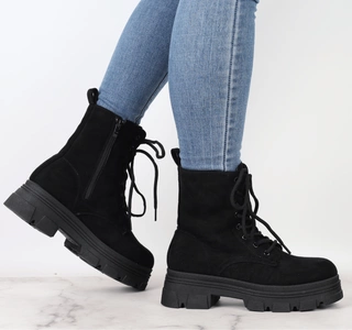Czarne zamszowe botki damskie traperki na platformieNEWS
