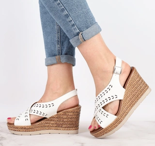 Modne sandały damskie białe na koturnie Jezzi