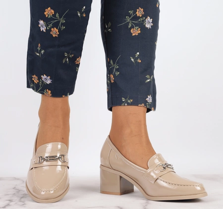 Beżowe eleganckie półbuty damskie na niskim obcasie lakierowane Taylor od Jezzi