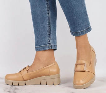 Beżowe półbuty damskie mokasyny licowe z klamrą Jezzi