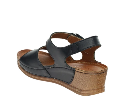 Czarne sandały damskie skórzane na niskiej koturnie szyte w Polsce Gino Fabiani