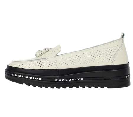 Modne skórzane mokasyny damskie z ażurową cholewką i pomponem Jezzi