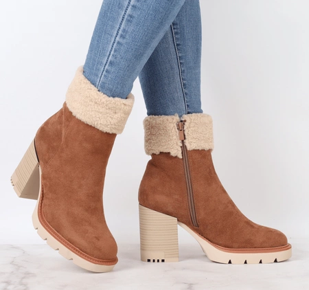 Czekoladowe botki zimowe z kożuszkiem wokół kostki na słupku i platformie Jezzi