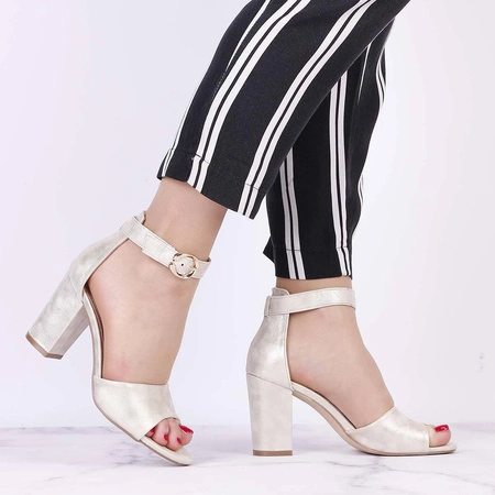 Złote sandały damskie z zakrytą piętą na obcasie Jezzi