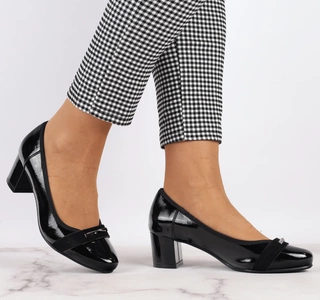 Wygodne czółenka czarne lakierowane na niskim szerokim obcasie Amelia od Jezzi