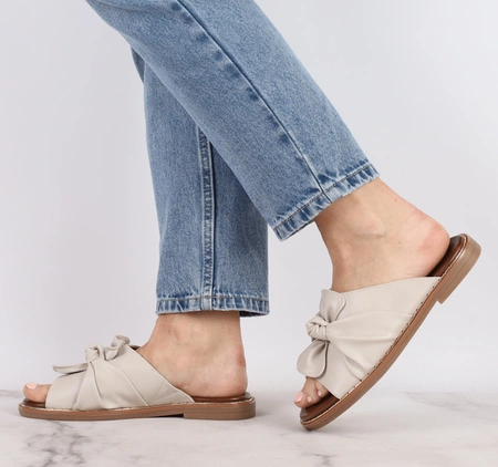 Beżowe eleganckie klapki damskie płaskie z kokardą Jezzi