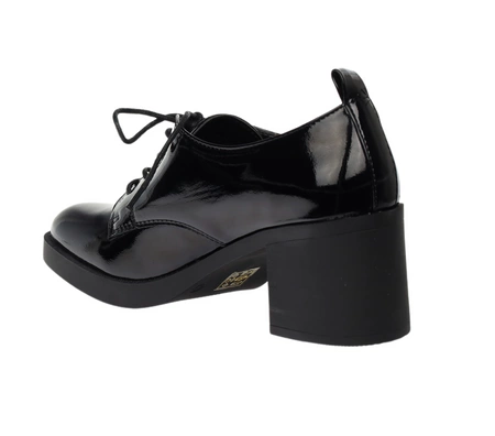 Czarne lakierowane półbuty damskie na obcadie i platformie sznurowane Jezzi