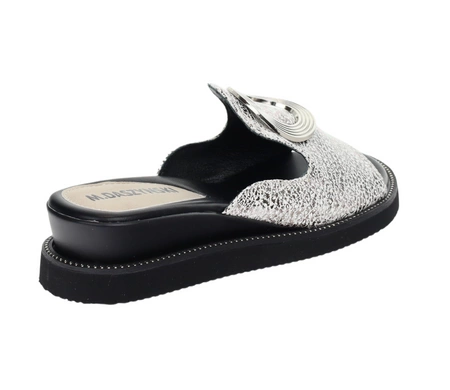 Srebrne eleganckie klapki damskie na niskiej koturnie Daszyński