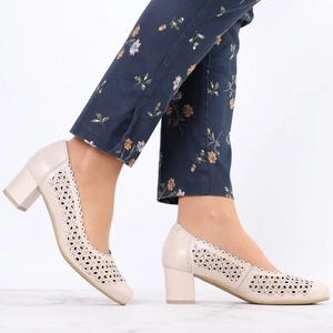 Beżowe czółenka na obcasie z ażurową cholewką Gino Fabiani