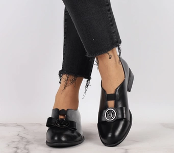 Czarne licowe półbuty damskie płaskie wsuwane eleganckie Jezzi