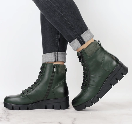 Ciemnozielone trzewiki damskie ocieplane na koturnie Jezzi