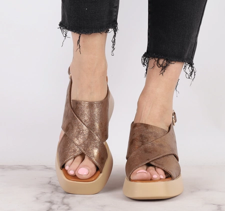 Komfortowe i modne sandały na koturnie i platformie Jezzi