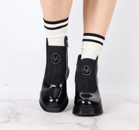 Skórzane lakierowane półbuty zimowe na koturnie VINCEZA