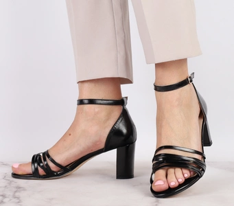 Czarne sandały na obcasie z cienkimi paseczkami z zakrytą piętą Jezzi