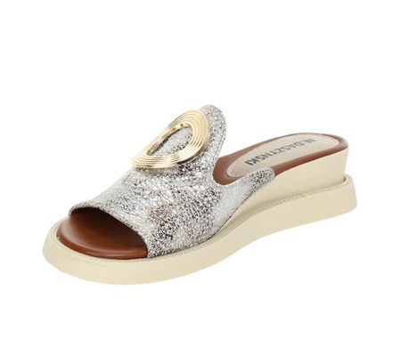 Złote komfortowe i eleganckie klapki damskie na lekkiej koturnie Daszyński