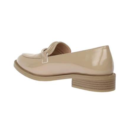 Lakierowane beżowe półbuty damskie z miękkiej skóry ekologicznej Jezzi