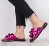 Błyszczące różowe klapki damskie płaskie z czarną wkładką Jezzi