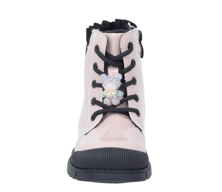 Beżowe lakierowane botki dziecięce dla dziewczynki na czarnej traperowej podeszwie Moss E