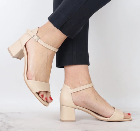 Beżowe sandały damskie na niskim obcasie z zakrytą piętą Azali - Produkt Polski