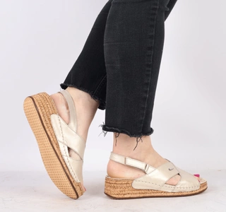 Złote eleganckie i wygodne sandały damskie na niskiej lekkiej koturnie HELIOS