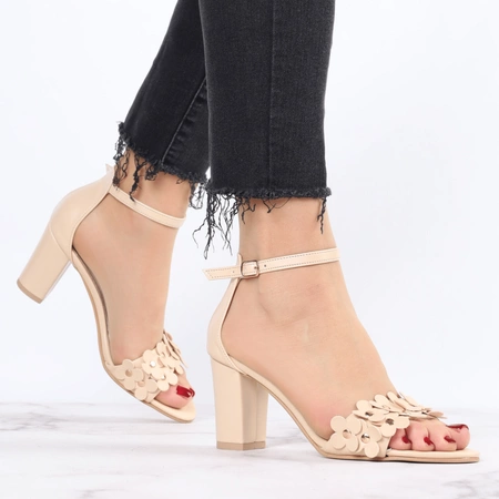 Beżowe cieliste sandały damskie na obcasie z paskiem na kostce od Azali