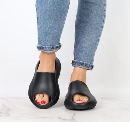 Czarne piankowe klapki damskie lekkie na grubej podeszwie American Club