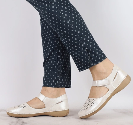 Płaskie sandały damskie na rzep z zakrytą piętą i palcami Jezzi