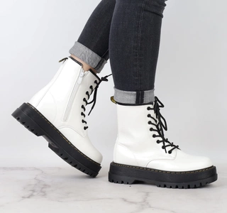 Białe glany botki damskie na czarnej podeszwie NEWS