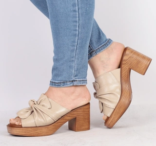 Beżowe klapki damskie z kokardą na drewnianym klocku i platformie Jezzi