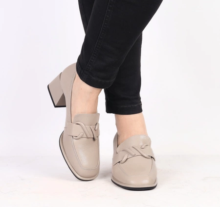 Skórzane eleganckie półbuty damskie wsuwane w kolorze cappucino Gino Fabiani