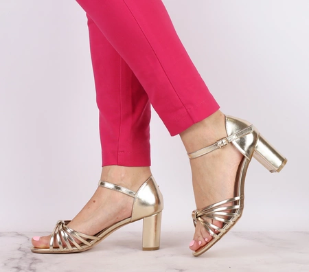 Złote sandały na obcasie z cienkimi paseczkami z zakrytą piętą Jezzi