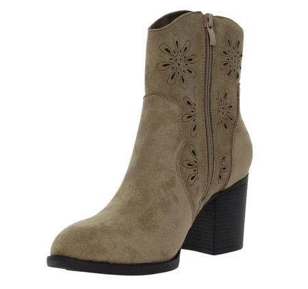 Zamszowe beżowe botki na obcasie z ażurową cholewką Jezzi