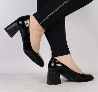 Czarne skórzane czółenka lakierowane na wygodnym szerokim obcasie VINCEZA