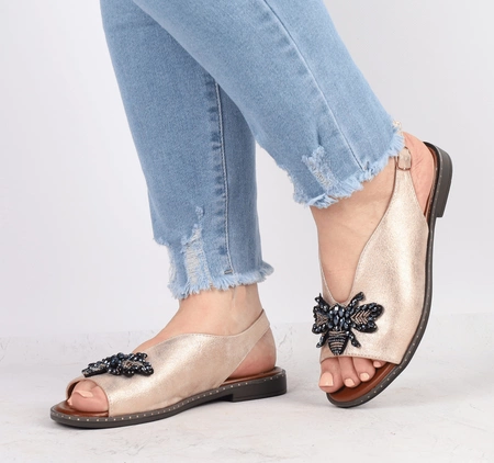 Złote sandały damskie eleganckie płaskie z zabudowaną cholewką Jezzi