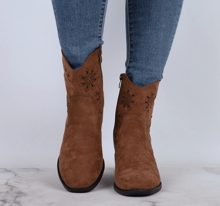 Brązowe czekoladowe zamszowe botki na obcasie z ażurową cholewką Jezzi