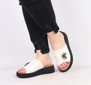 Eleganckie skórzane klapki damskie na grubszej podeszwie VINCEZA