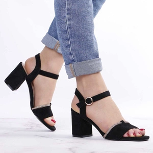 Czarne sandały damskie na obcasie zamszowe Jezzi