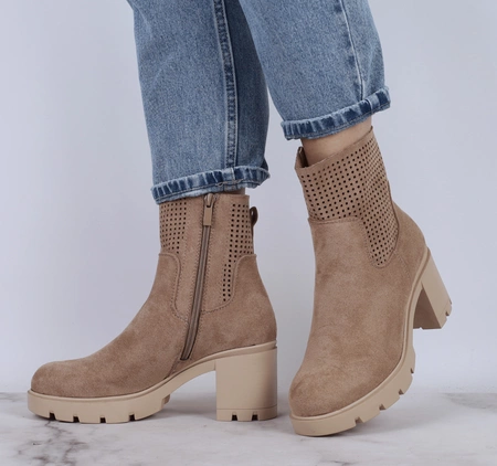 Beżowe zamszowe botki damskie na wygodnym klocku Jezzi