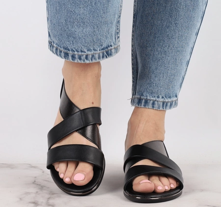 Czarne sandały płaskie z zakrytą piętą komfortowe Jezzi