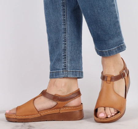 Skórzane sandały damskie szyte na płaskiej podeszwie Gino Fabiani