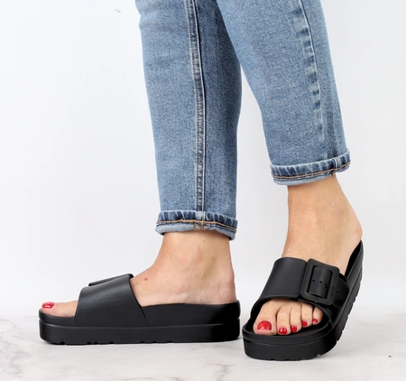 Czarne damskie klapki na platformie na jednym regulowanym pasku NEWS