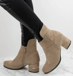 Beżowe zamszowe botki damskie wiosenne przejściowe na klocku Jezzi
