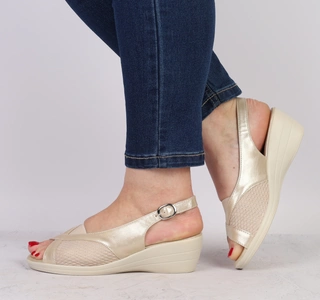 Eleganckie i komfortowe sandały damskie na niskiej koturnie Jezzi