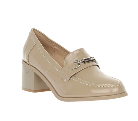 Beżowe eleganckie półbuty damskie na niskim obcasie lakierowane Taylor od Jezzi