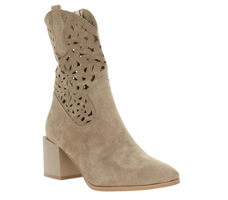 Zamszowe ażurowe botki na wygodnym obcasie Jezzi