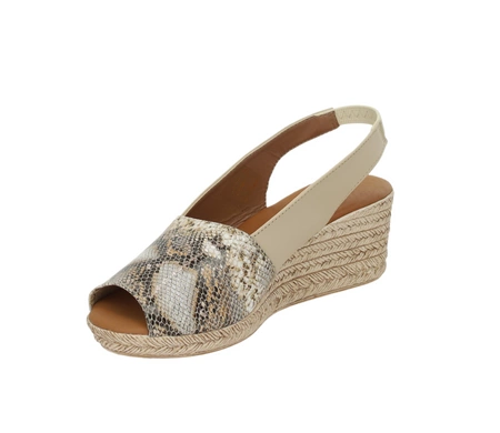Beżowe sandały skórzane na koturnie ze wzorem wężowej skóry El Pimpi